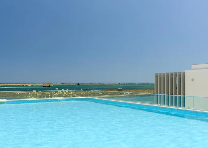 Ocean Front With Pool In アパート