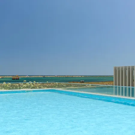Ocean Front With Pool In Appartement