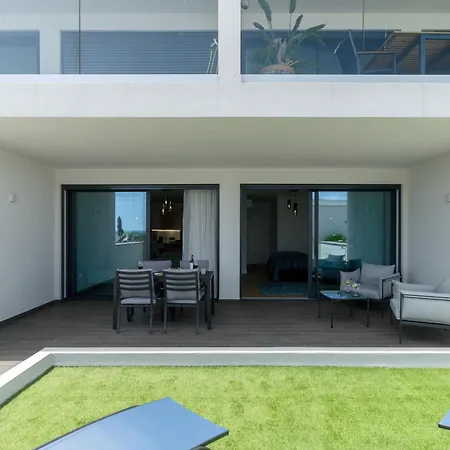 Appartement Ocean Front With Pool In *
